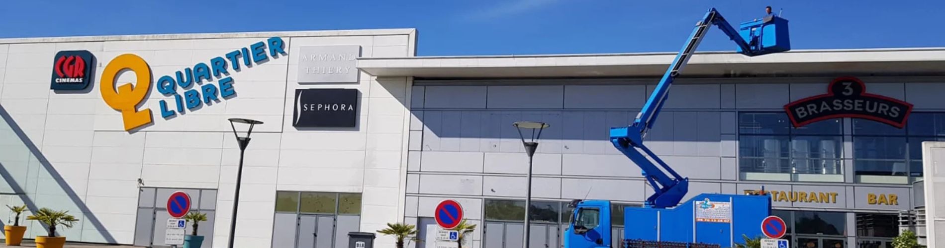 Intervention d'Hydronet sur le nettoyage de la façade d'un centre commercial