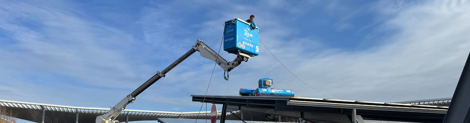 Intervention d'Hydronet sur le nettoyage de panneaux solaires photovoltaïques sur un parking