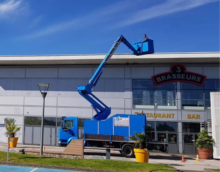 Intervention Hydronet pour le nettoyage des façades d'un centre commercial