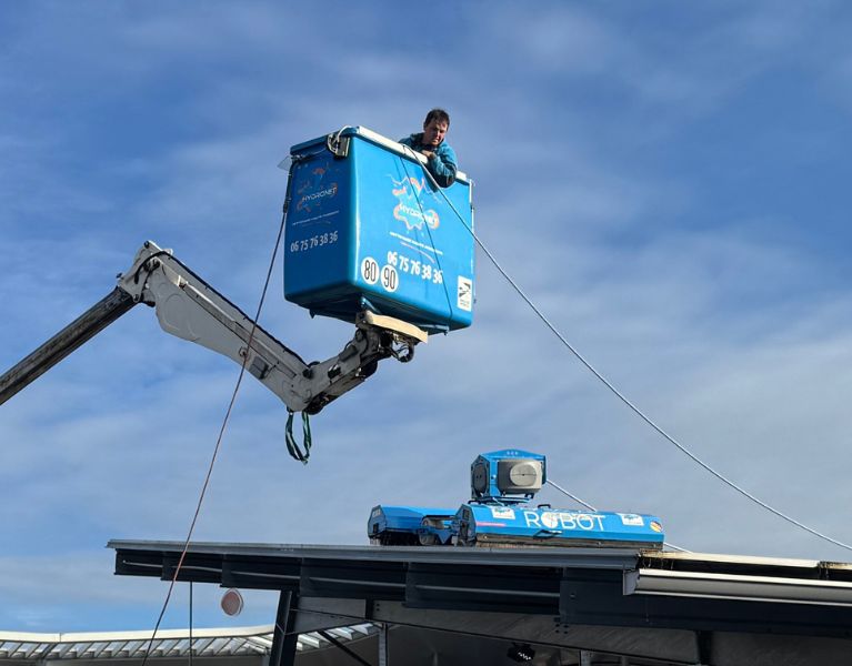 Intervention d'Hydronet sur le nettoyage de panneaux solaires photovoltaïques sur un parking