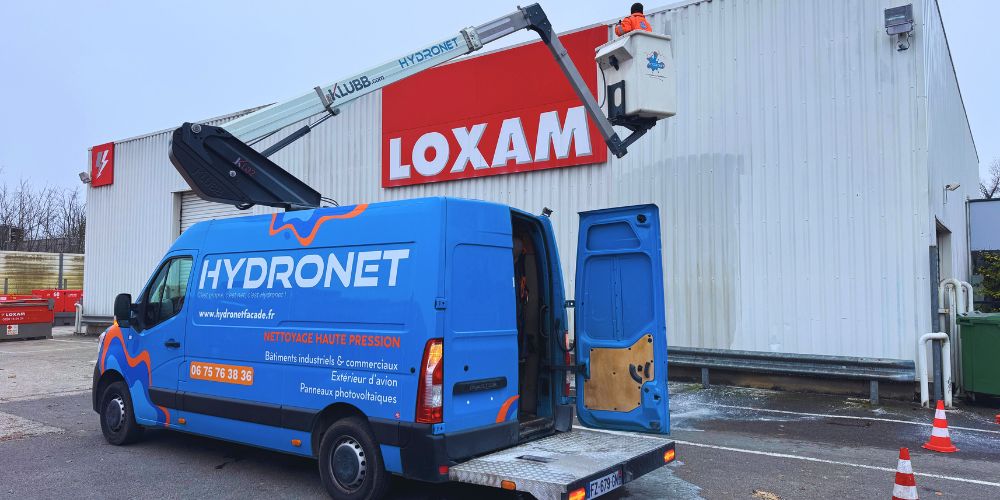 Intervention d'Hydronet sur le nettoyage d'une façade en bardage métallique