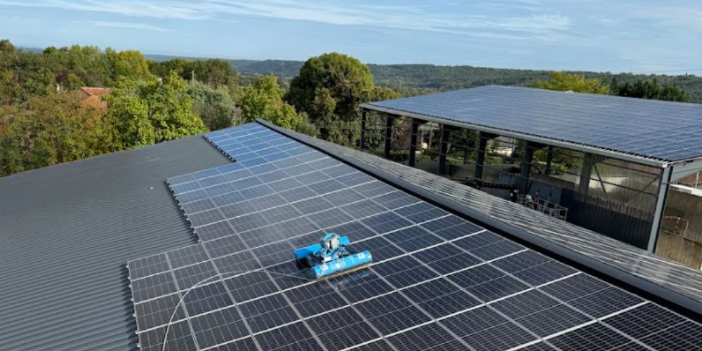 Intervention d'Hydronet sur le nettoyage de panneaux solaires photovoltaïques hors-sol chez un agriculteur