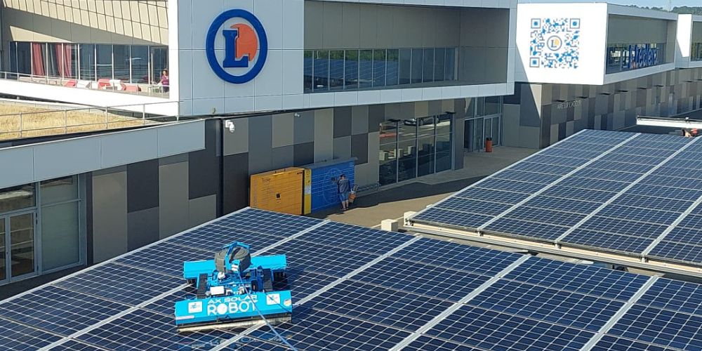 Intervention d'Hydronet sur le nettoyage de panneaux solaires photovoltaïques sur un parking