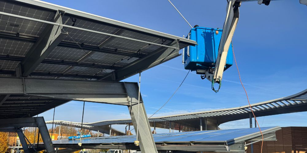Intervention d'Hydronet sur le nettoyage de panneaux solaires photovoltaïques sur un parking