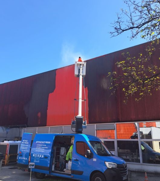 Intervention d'Hydronet sur le nettoyage d'une façade d'un batiment industriel