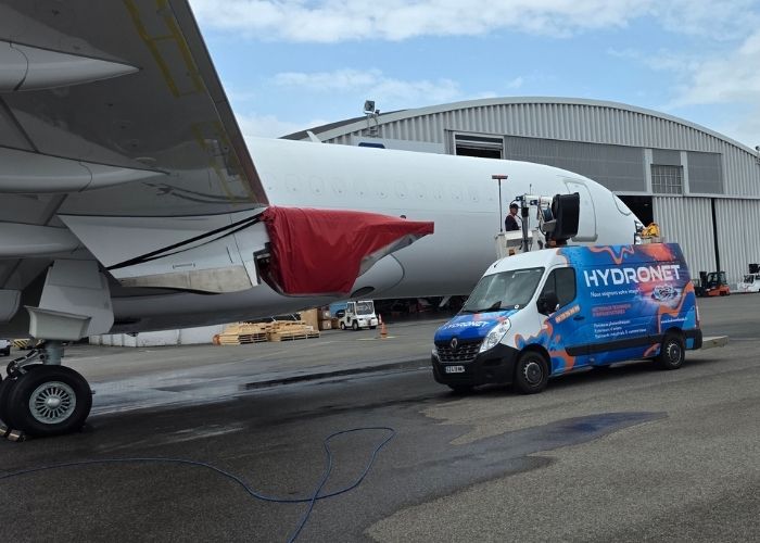 Intervention nettoyage avion par l'entreprise Hydronet