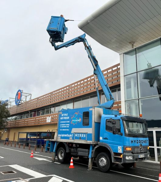 Intervention d'Hydronet sur le nettoyage de façade d'un centre commercial