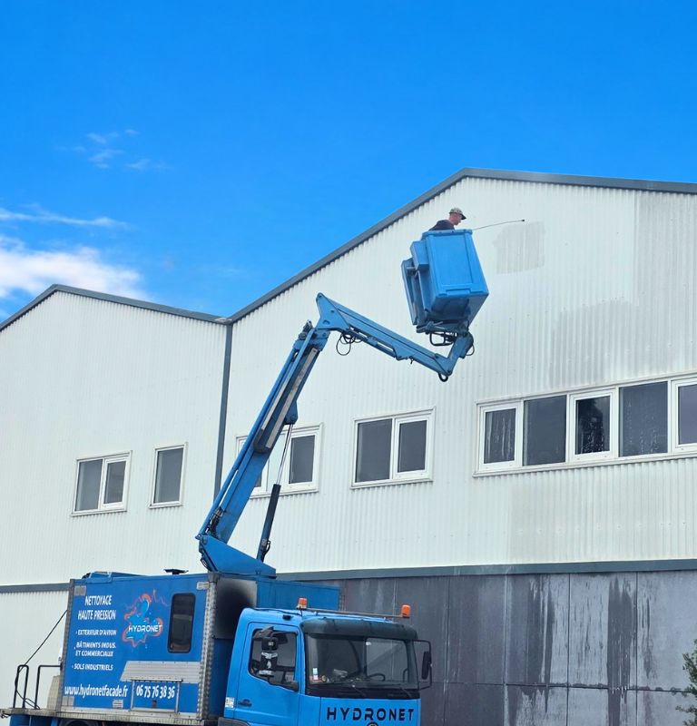 Intervention de l'entreprise de nettoyage exterieur hydronet sur la façade d'un batiment industriel
