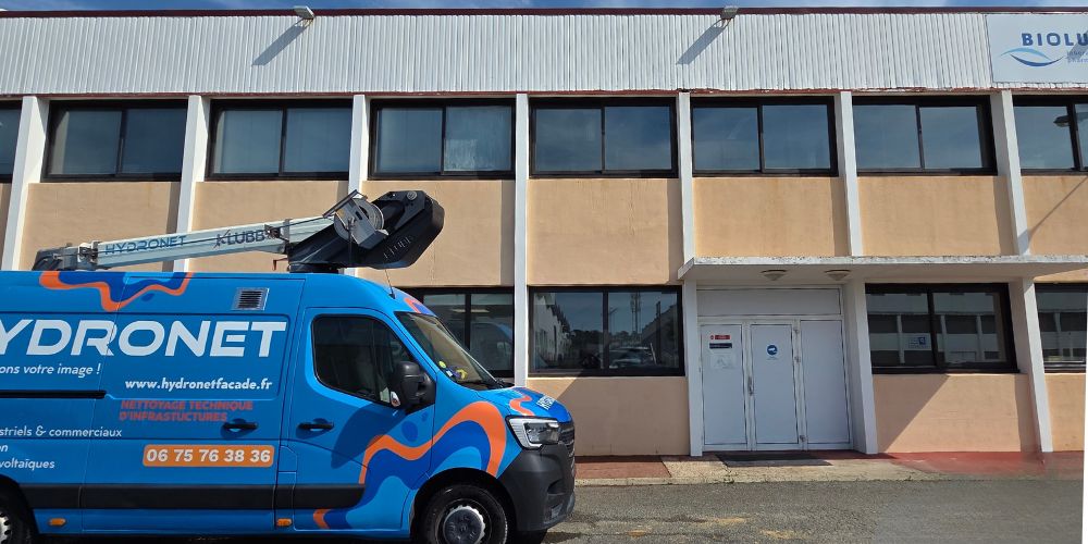 Intervention d'Hydronet sur le nettoyage d'une façade d'un batiment industriel