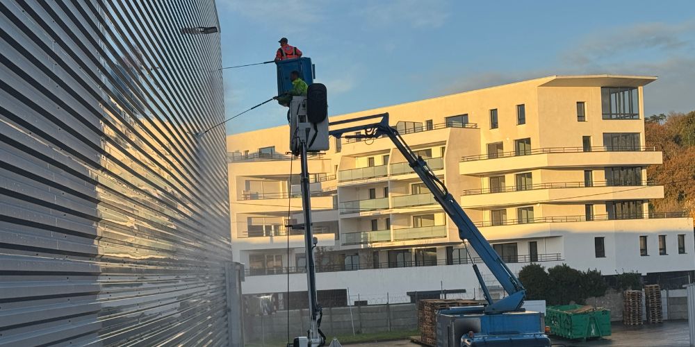 Intervention d'Hydronet sur le nettoyage d'une façade d'un batiment industriel