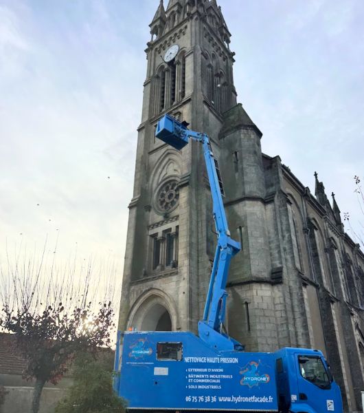 Intervention d'Hydronet sur le nettoyage exterieur d'un édifice public, précisemment une église